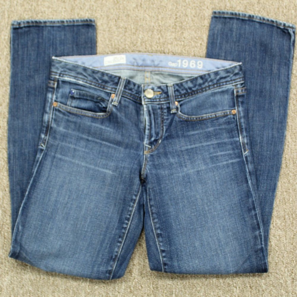 Women's size 2 low rise "real straight" Gap 1969 Jeans medium wash